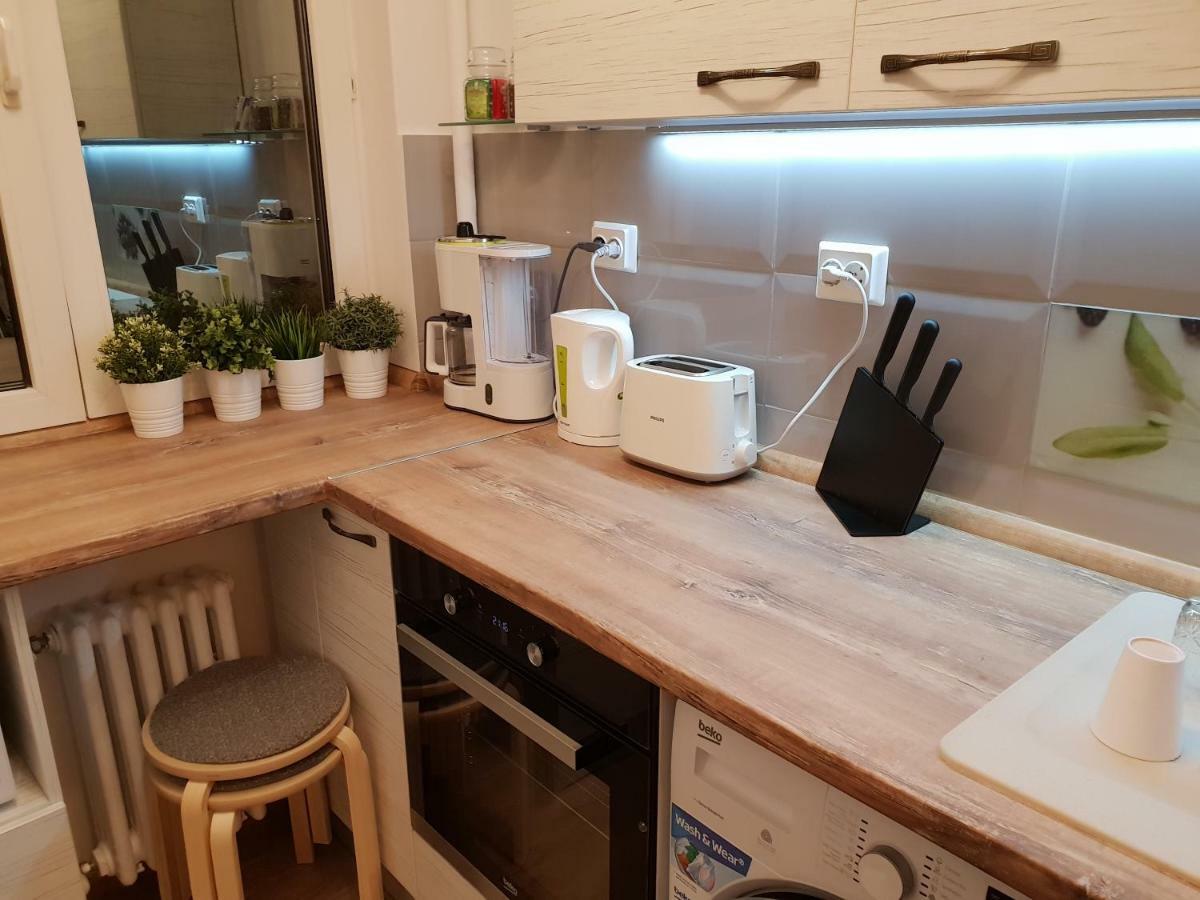 Central Stylish & Cozy One Bedroom Apartment - Adela Accommodation - Ideal For Long Stays Bukarest Exteriör bild