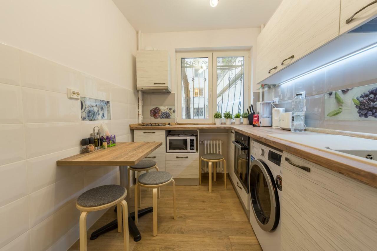 Central Stylish & Cozy One Bedroom Apartment - Adela Accommodation - Ideal For Long Stays Bukarest Exteriör bild