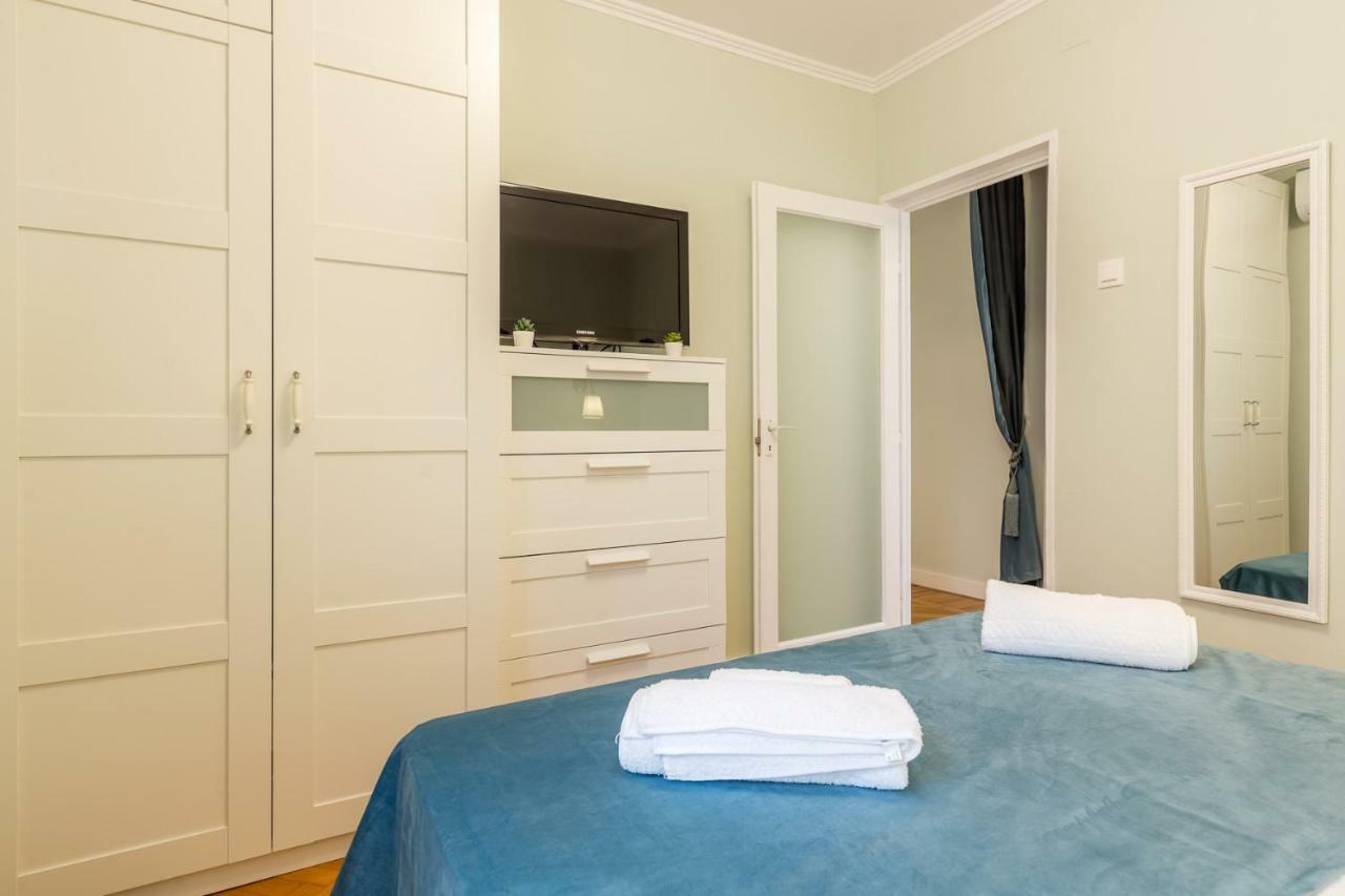 Central Stylish & Cozy One Bedroom Apartment - Adela Accommodation - Ideal For Long Stays Bukarest Exteriör bild