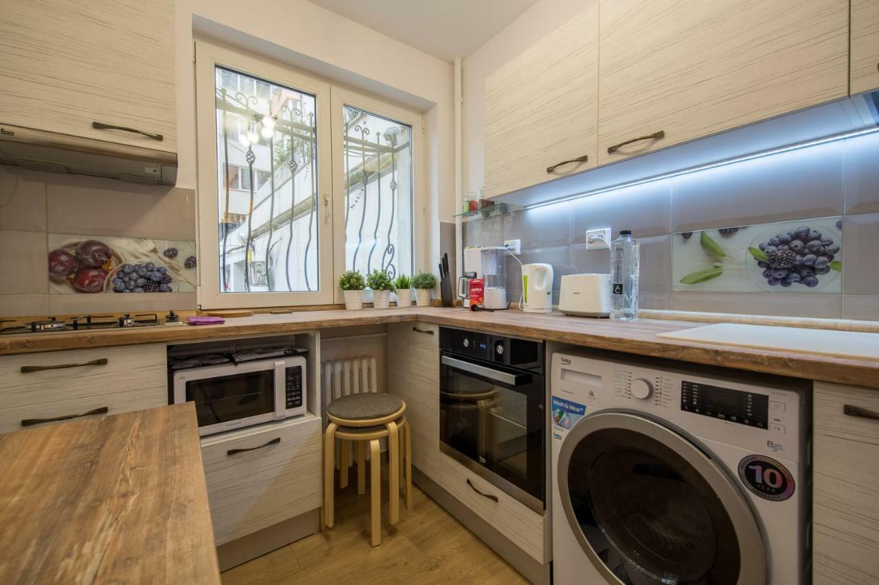 Central Stylish & Cozy One Bedroom Apartment - Adela Accommodation - Ideal For Long Stays Bukarest Exteriör bild