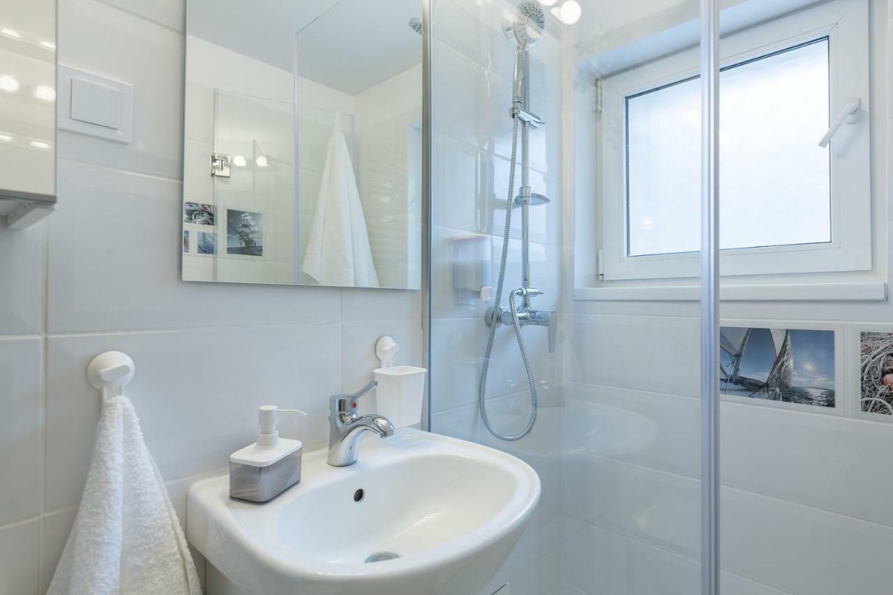 Central Stylish & Cozy One Bedroom Apartment - Adela Accommodation - Ideal For Long Stays Bukarest Exteriör bild