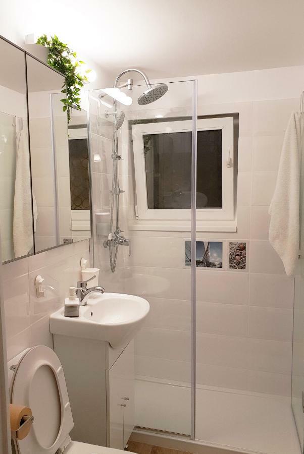 Central Stylish & Cozy One Bedroom Apartment - Adela Accommodation - Ideal For Long Stays Bukarest Exteriör bild